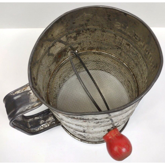 Vintage Bromwell's 3 Cup Metal Measuring Sifter Farmhouse Kitchen Red Handle - Picture 7 of 8